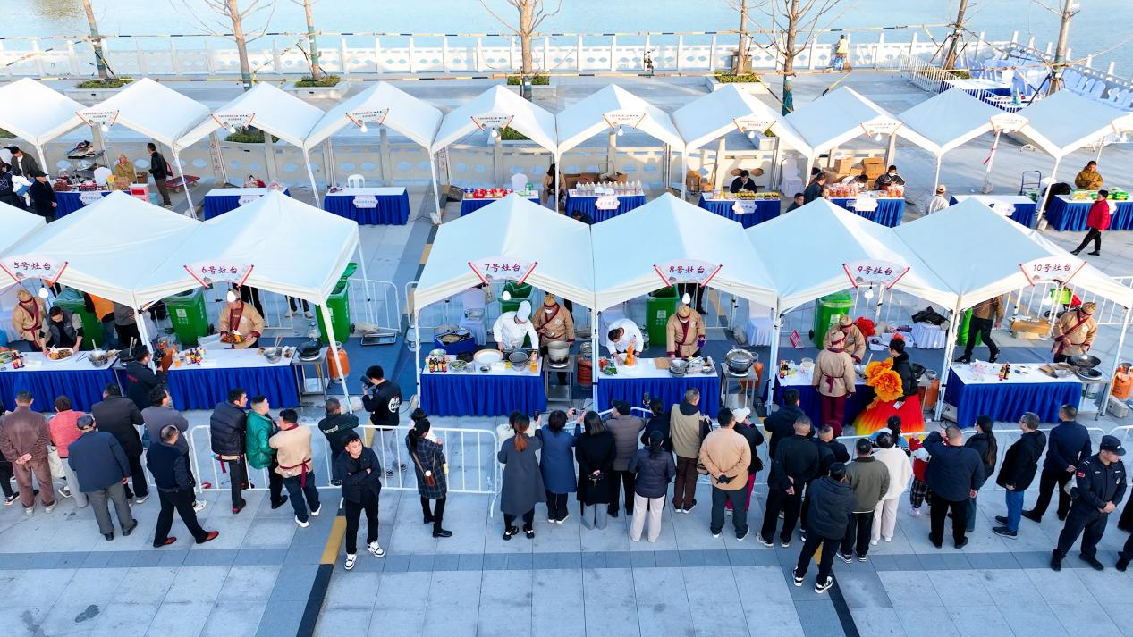 市民游客爭相觀賞、品嘗美食。孟潔攝
