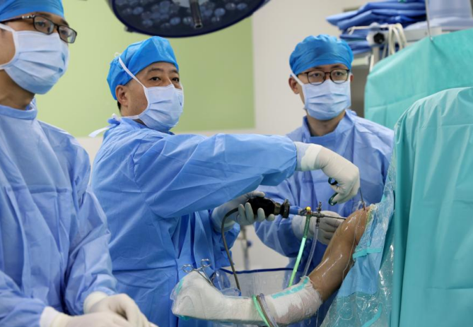 赵其纯在为患者手术。