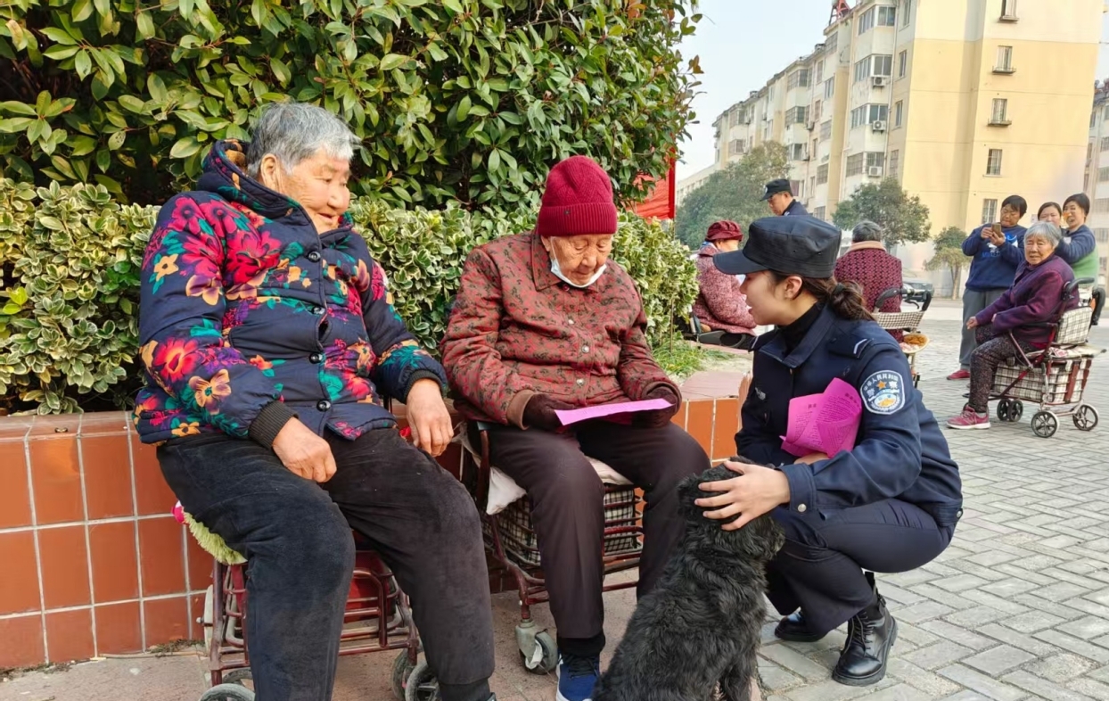 將安全知識送到群眾身邊。李超攝