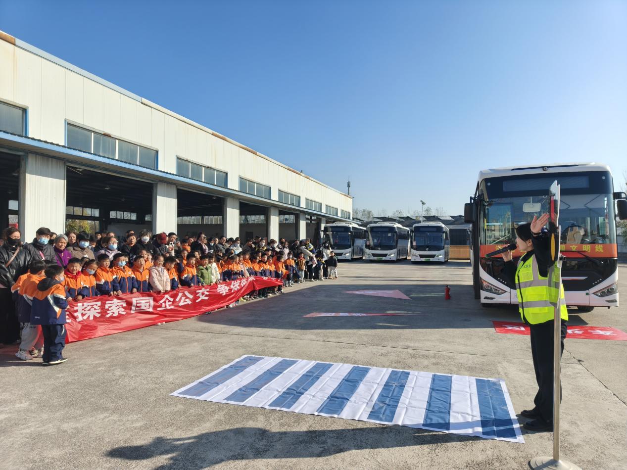 淮北公交“公交開放日”活動交通安全知識講解現場。