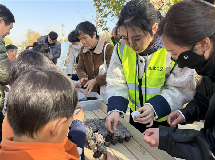 淮北公交工作人員在輔業花木文化城內指導親子DIY。