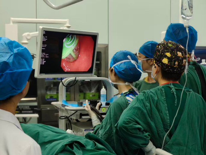 聂琳、李玥共同为患者进行内镜下胃转流支架置入