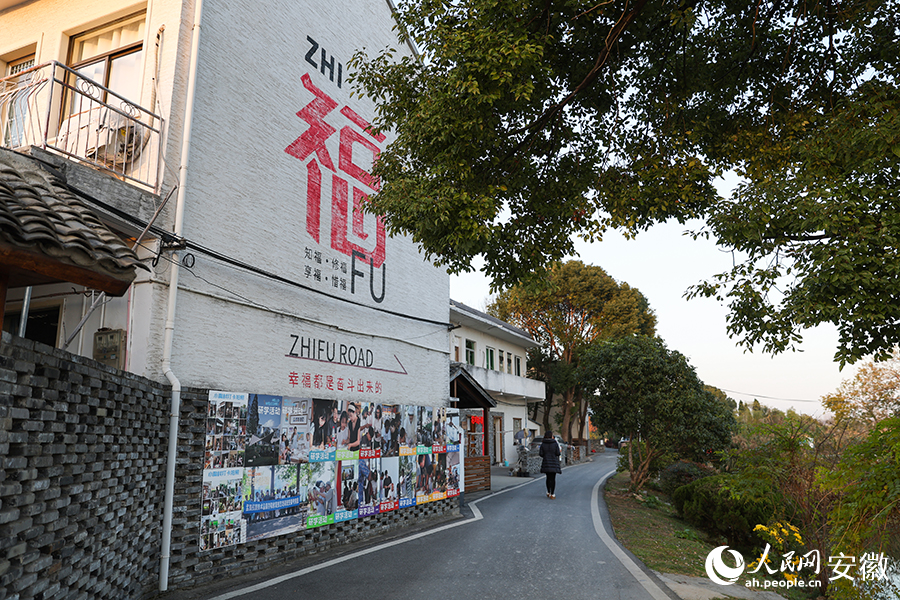 沿着村道步入小陶村，一步一景。人民网记者 张俊摄