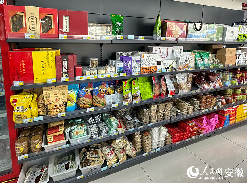 货架上琳琅满目的特色农产品。人民网记者 李希蒙摄