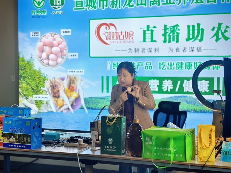 正在直播中的熊爱民。受访者供图