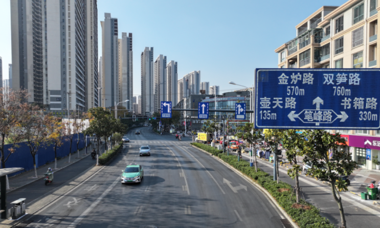 石笋路与笔峰路交口的潮汐车道。合肥经开区融媒体中心供图