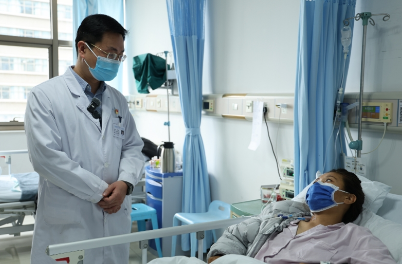 藏族父亲赴皖捐肾救女。