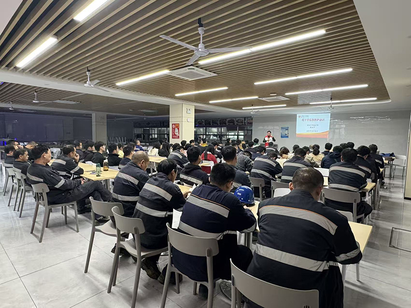 学校在企业进行应急救护培训课程。受访者供图