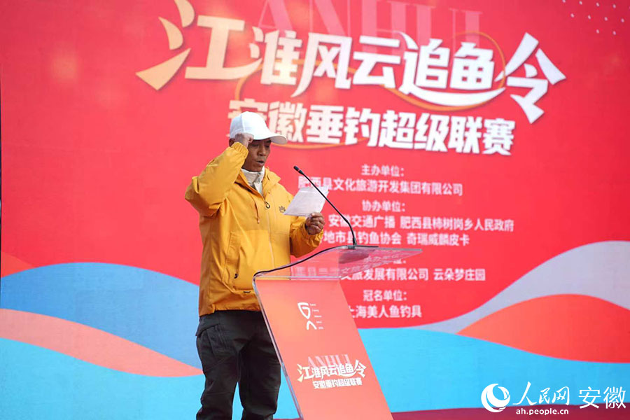 参赛选手上台宣誓。人民网记者 王锐摄