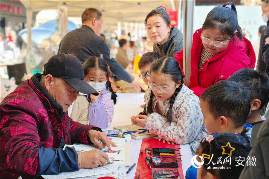 庐州殷氏字画代表性传承人现场创作引起市民围观。人民网记者 王锐摄