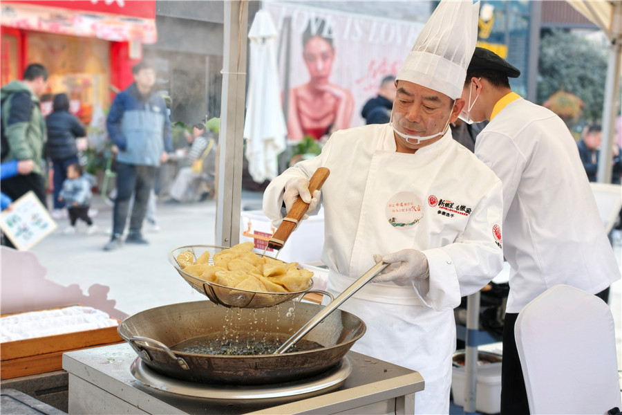 现场制作“三河米饺”。李先峰 摄