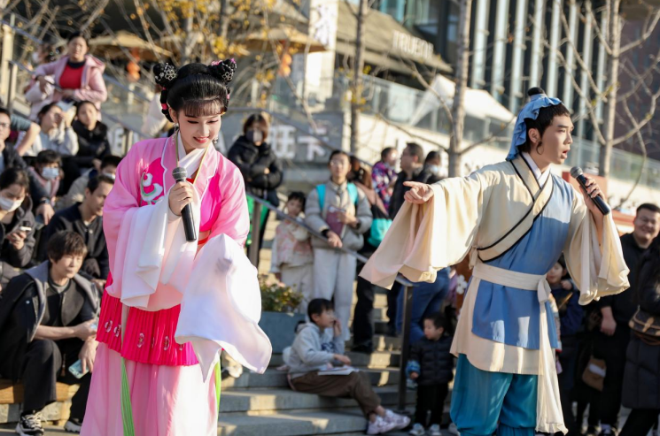 青年演员演绎黄梅戏经典唱段。