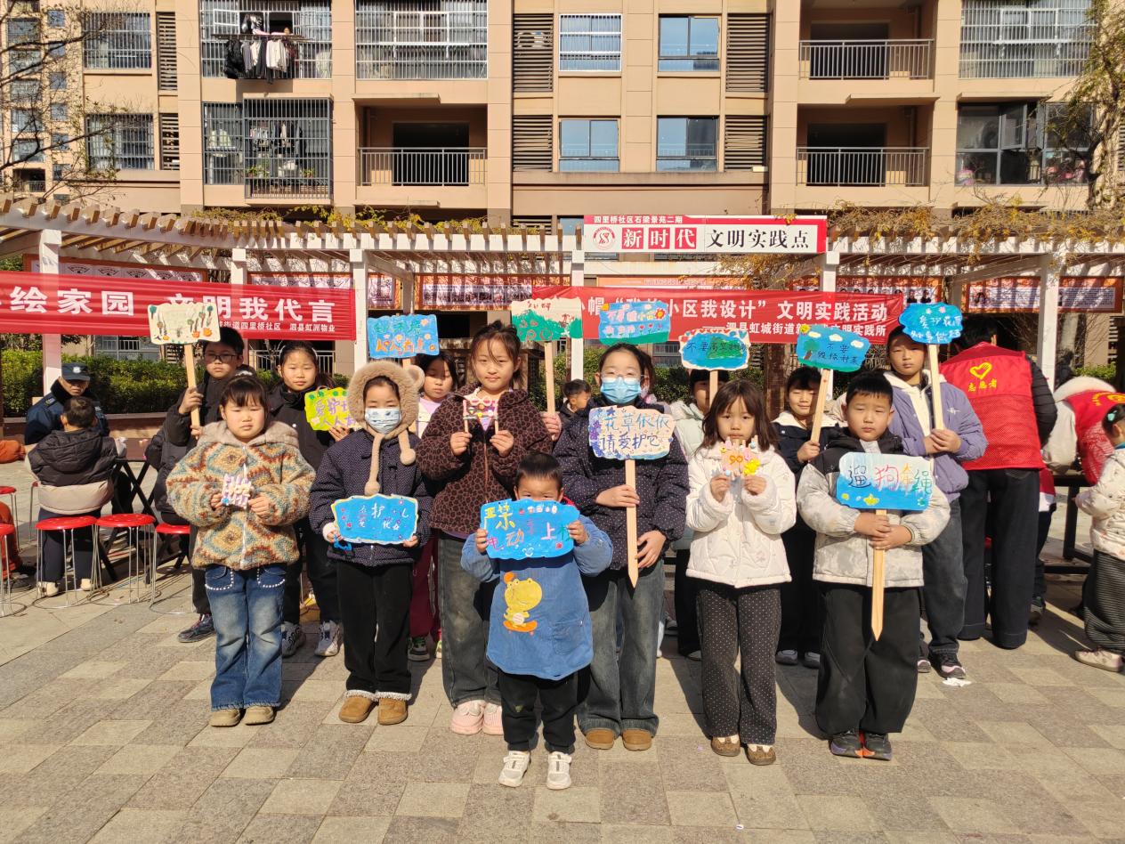 小業主們集體展示其設計的標語牌、門牌。劉慧攝