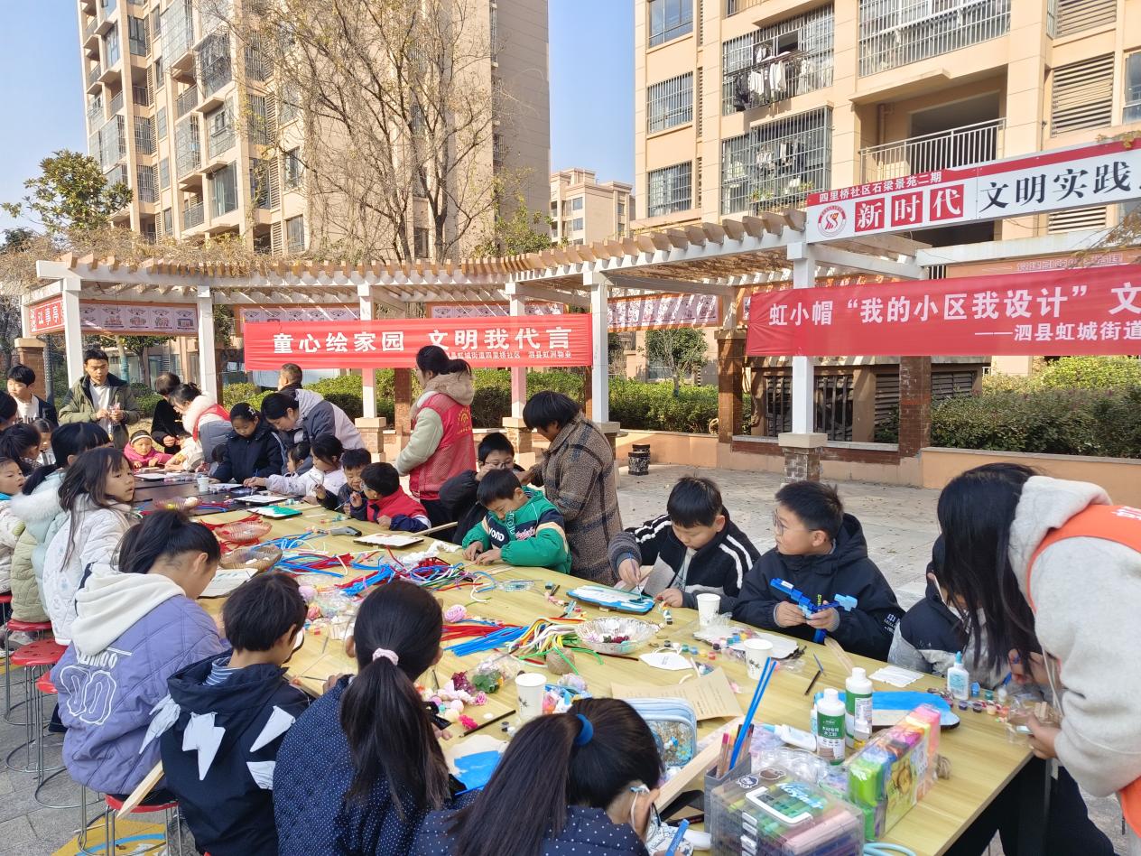 小業主現場設計文明標語牌、創意門牌。劉慧攝