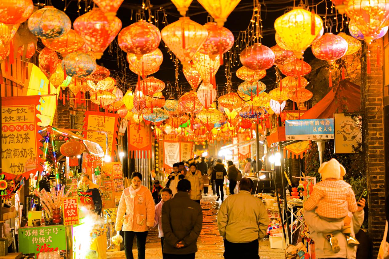 夜幕降臨，濉溪古城紅燈籠沿街高懸，暖黃燈光映照在石板路上，勾勒出古城柔美的輪廓，光影與煙火交融，讓千年古城煥發鮮活生機。
