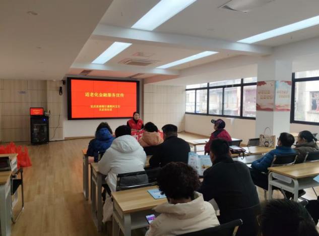 安慶農商銀行康熙河支行走進天后宮社區開展金融知識宣傳活動。