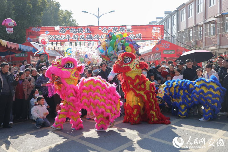 民俗文化周活动现场，舞狮表演。人民网记者 王晓飞摄