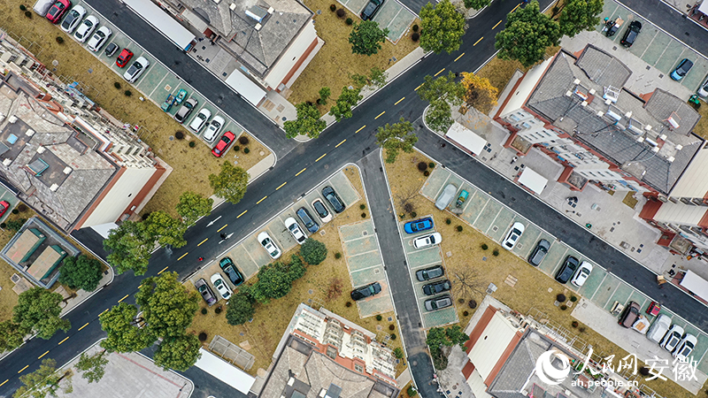 新增车位后，车辆停放有序。人民网记者 张俊摄