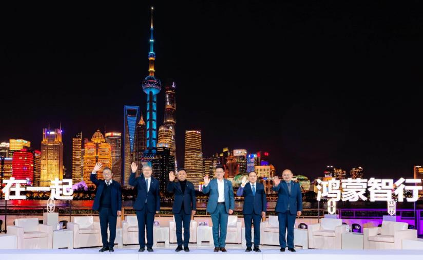 余承东与五界品牌董事长参加直播活动。