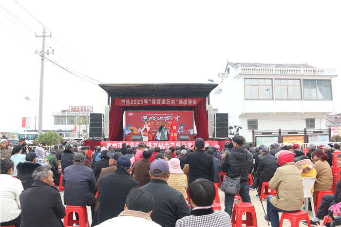 泗縣開展2025年“送戲進萬村”演出活動，並進行現場直播。趙賢軍攝