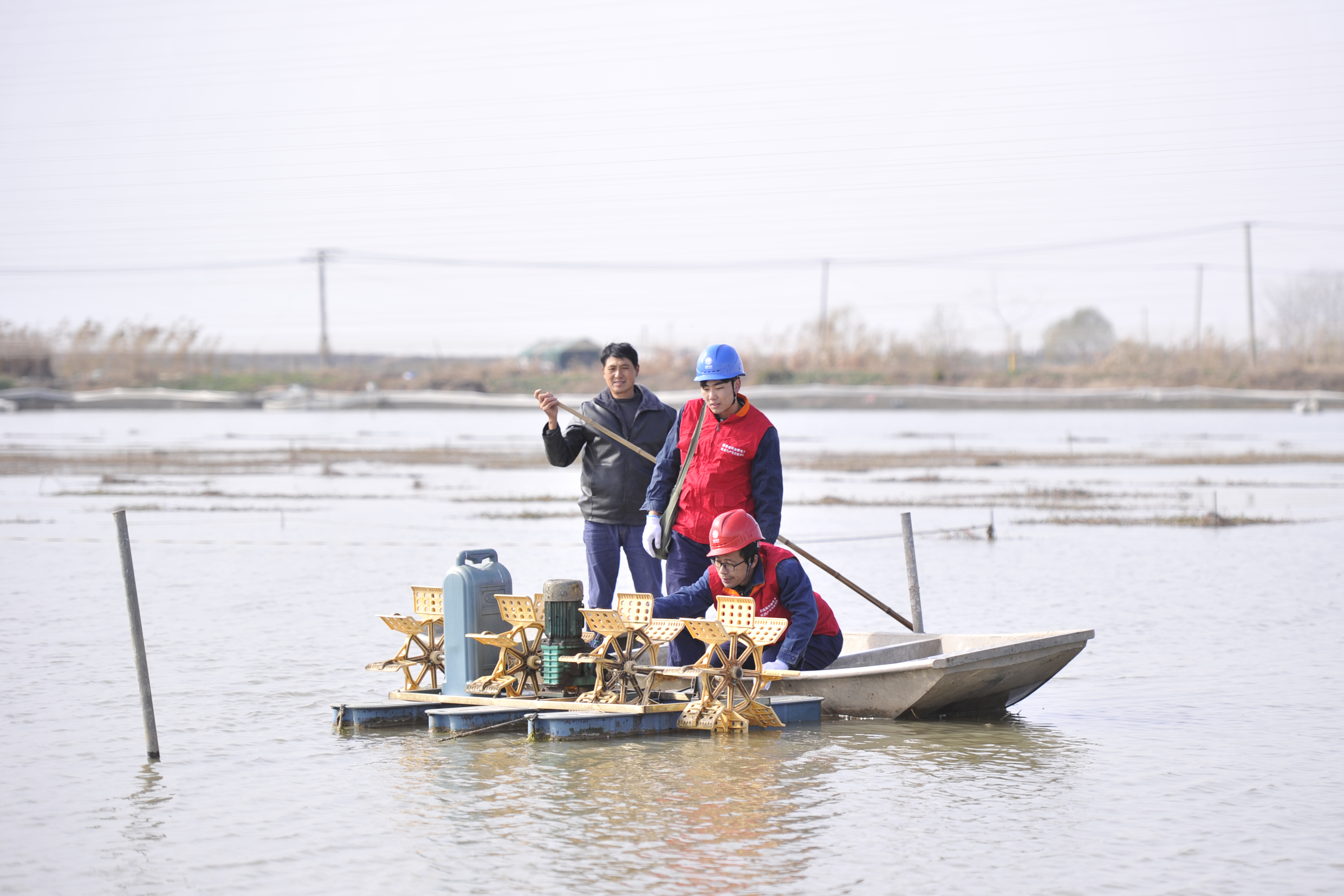 检修水车增氧泵。