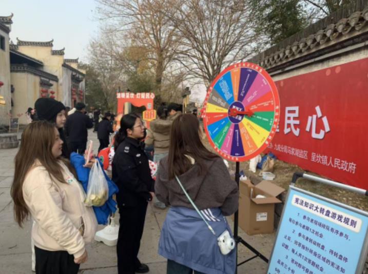 在呈坎景区，游客参与宪法知识转盘互动问答活动。