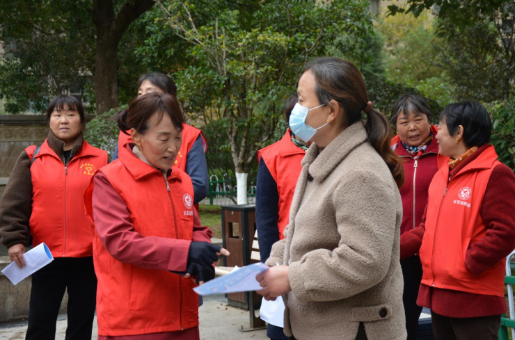 志願服務隊向群眾宣傳政策。雙墩鎮滁河社區供圖。