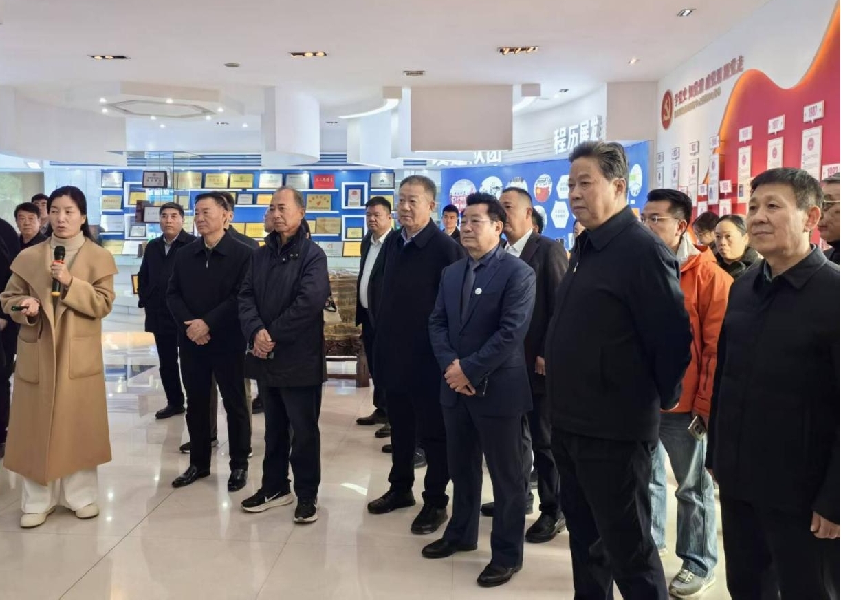 参观企业。