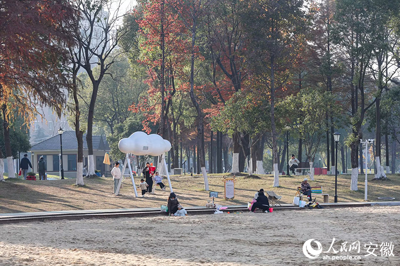 沙滩乐园最受孩子们欢迎。人民网记者 张俊摄