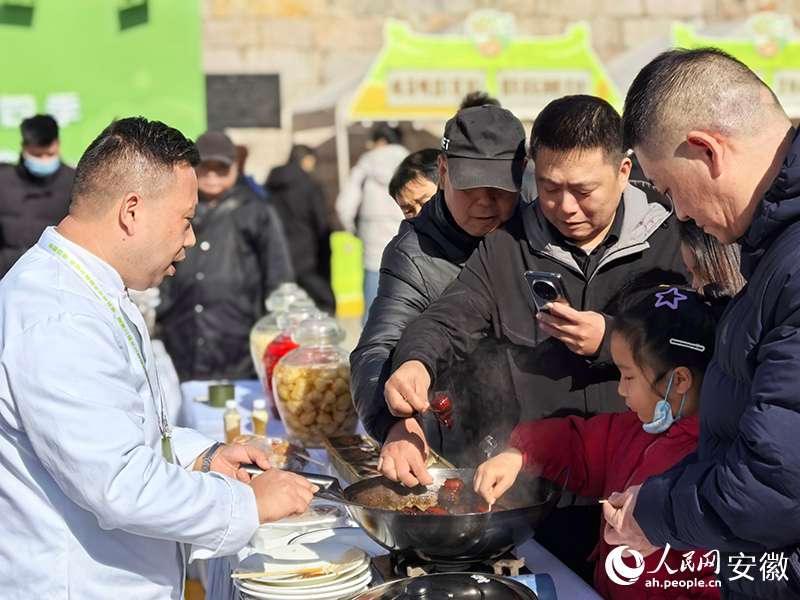 食客品嘗非遺美食。人民網記者 汪瑞華攝