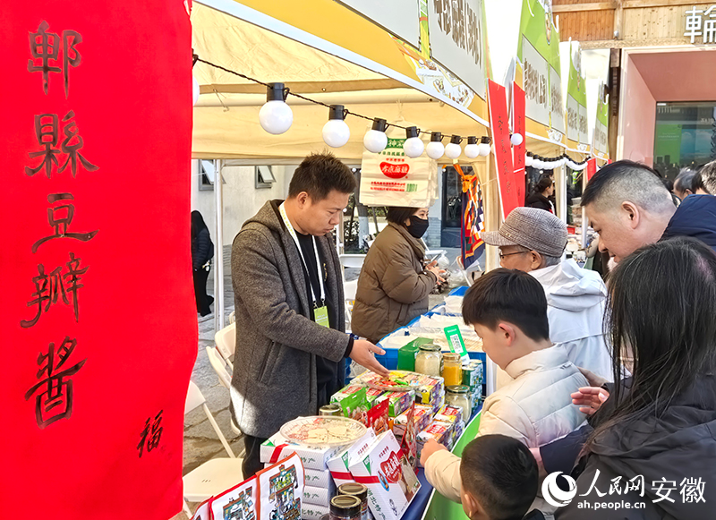郫縣豆瓣醬展位。人民網記者 汪瑞華攝