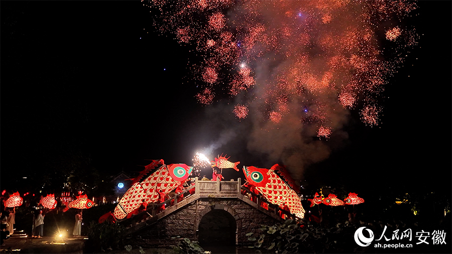 二鱼戏珠。人民网 郭昊摄