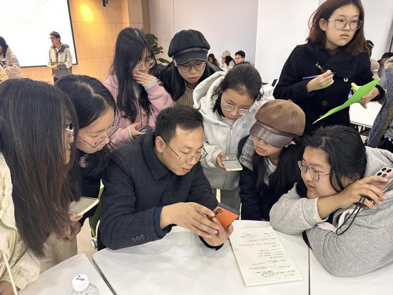 企业导师李上指导学生核算成本。