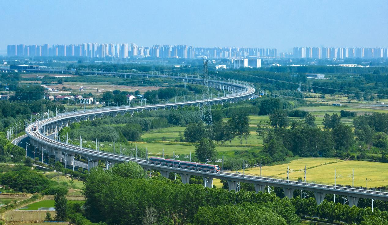 穿城而过的滁宁城际铁路。卢志永摄
