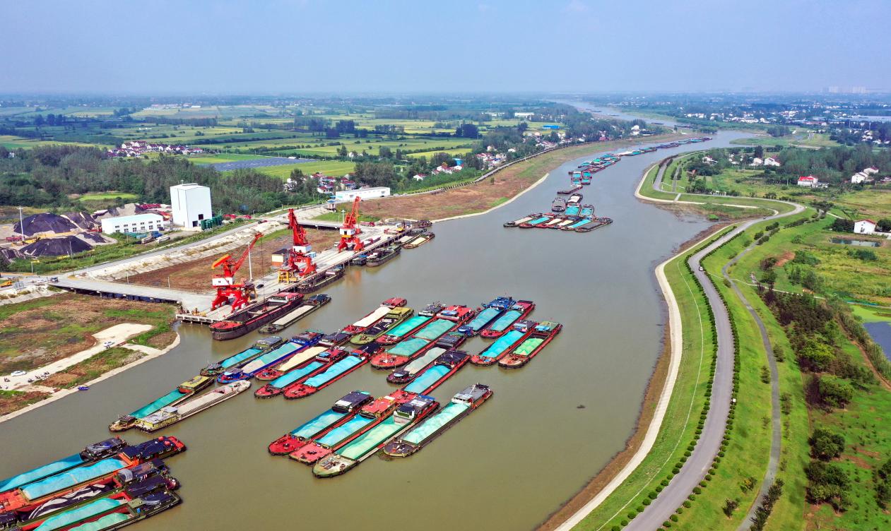 俯瞰繁忙的滁州港。卢志永摄