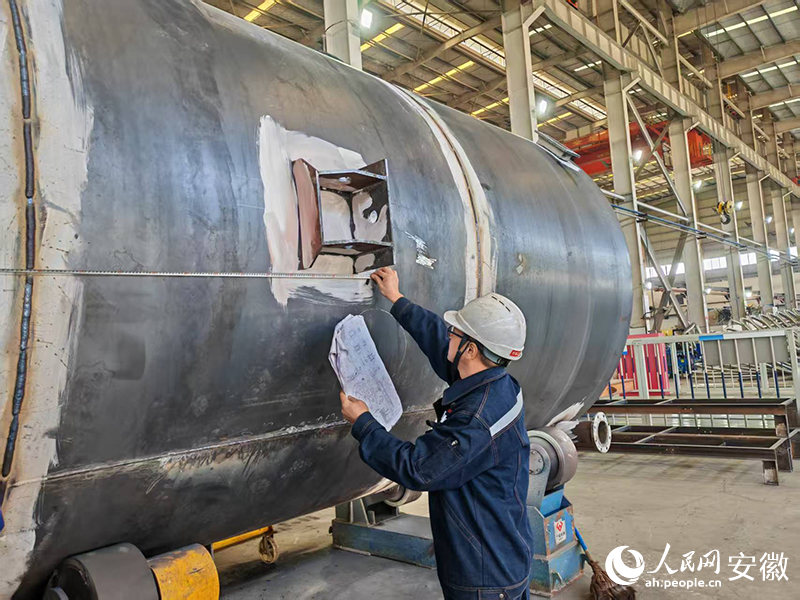 苌勇在车间丈量物件尺寸。人民网 丁纪摄