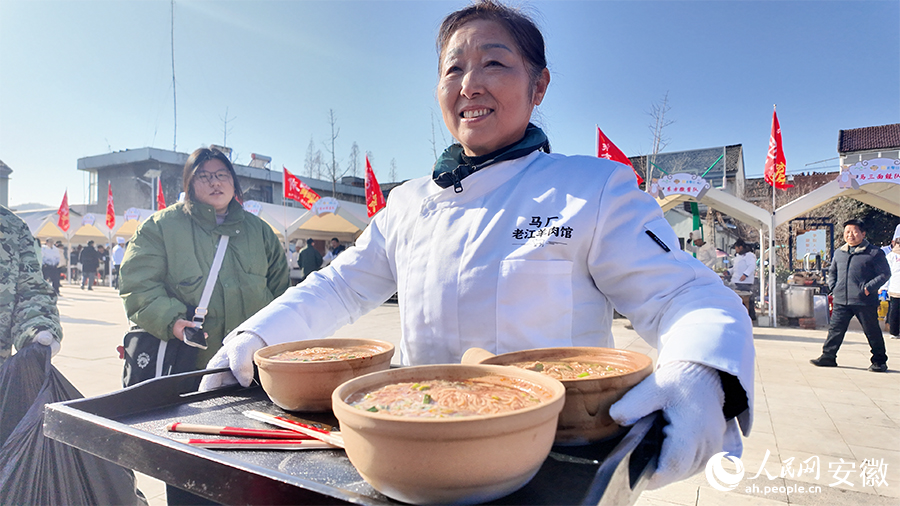 活動現場，廚師端來新鮮出爐的馬廠羊肉面。人民網 郭昊攝