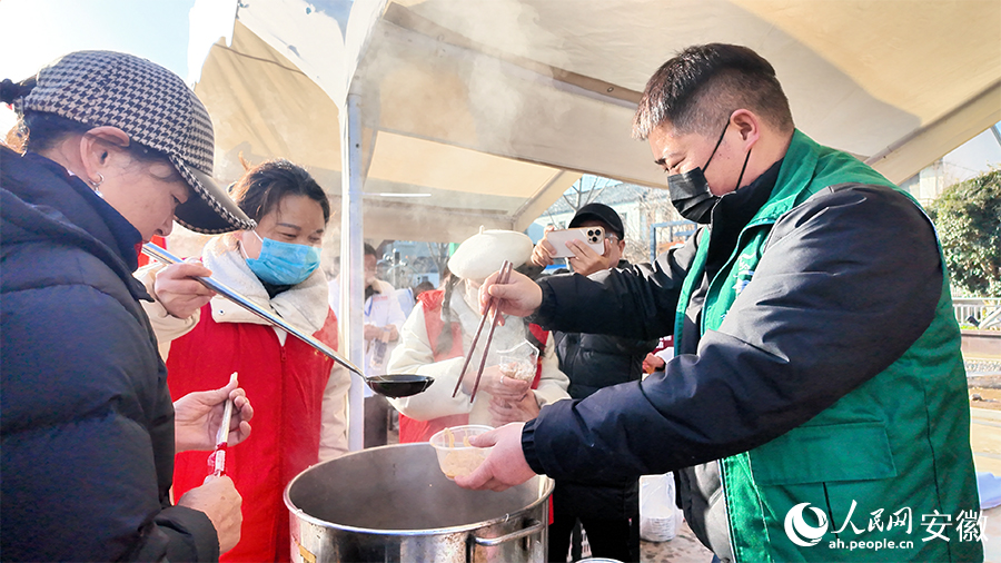游客在活動現場品嘗免費提供的馬廠羊肉面。人民網 郭昊攝