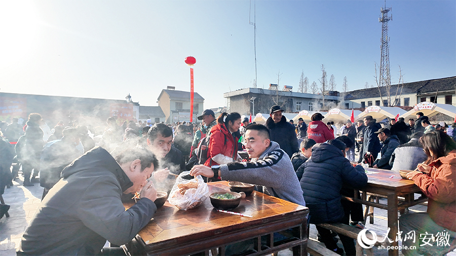 游客在品嘗馬廠羊肉面。人民網 郭昊攝