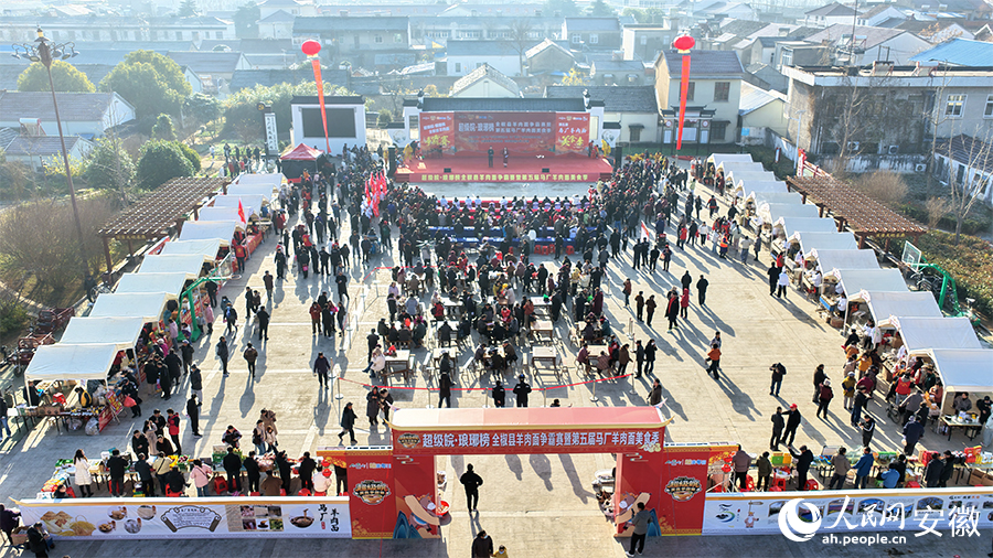 12月14日，“超級皖·琅琊榜”全椒羊肉面爭霸賽暨第五屆馬廠羊肉面美食季開幕。人民網 郭昊攝