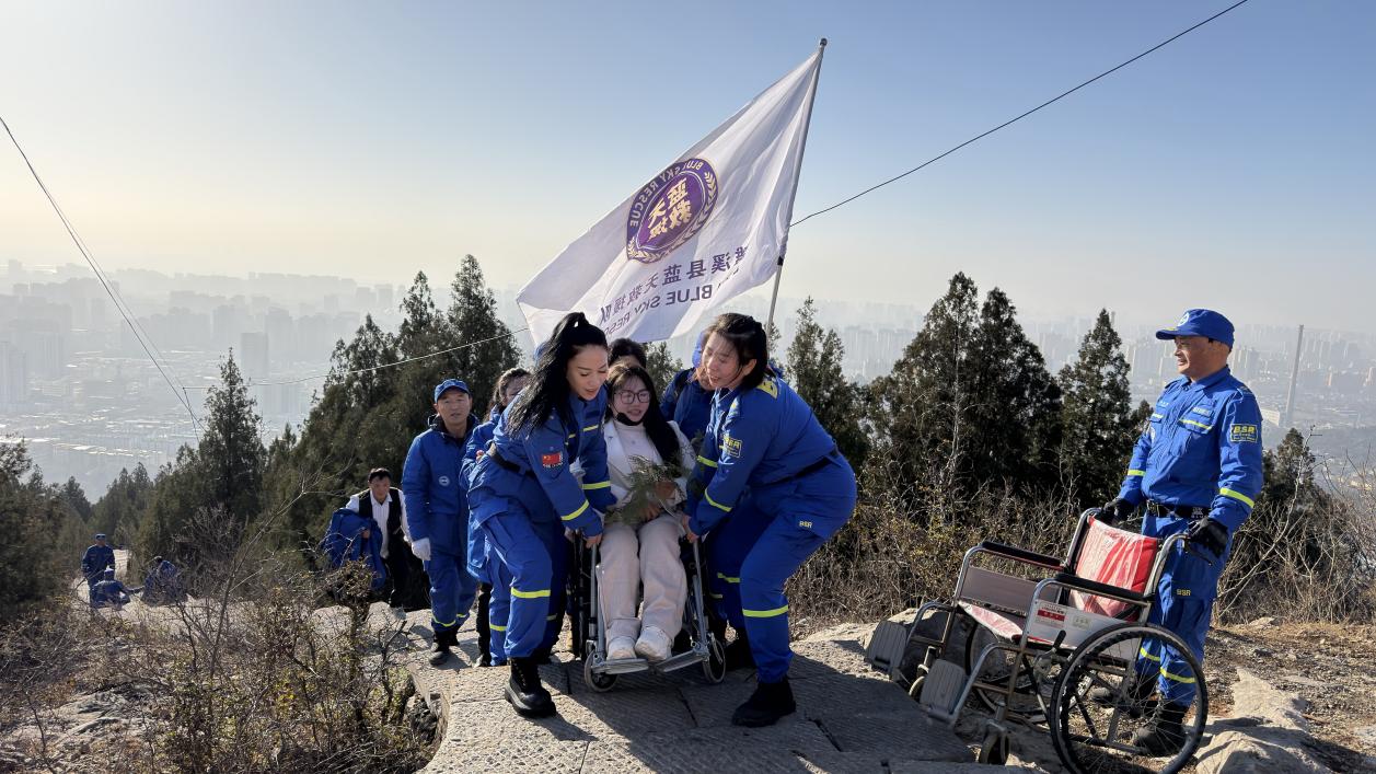 一場特殊的登山活動。