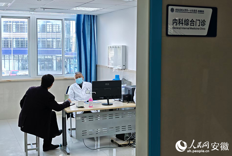 安徽医科大学第一附属医院柏堰院区，市民在门诊咨询。人民网记者 周坤摄