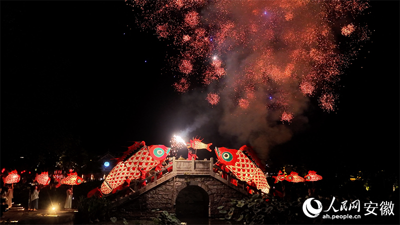 二鱼戏珠。人民网 郭昊摄