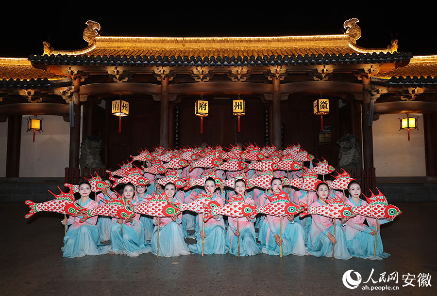 《鱼影润新安》舞蹈表演现场。人民网记者 王晓飞摄