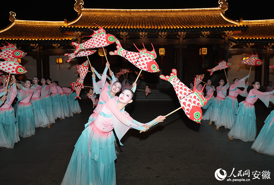 《鱼影润新安》舞蹈表演现场。人民网记者 王晓飞摄