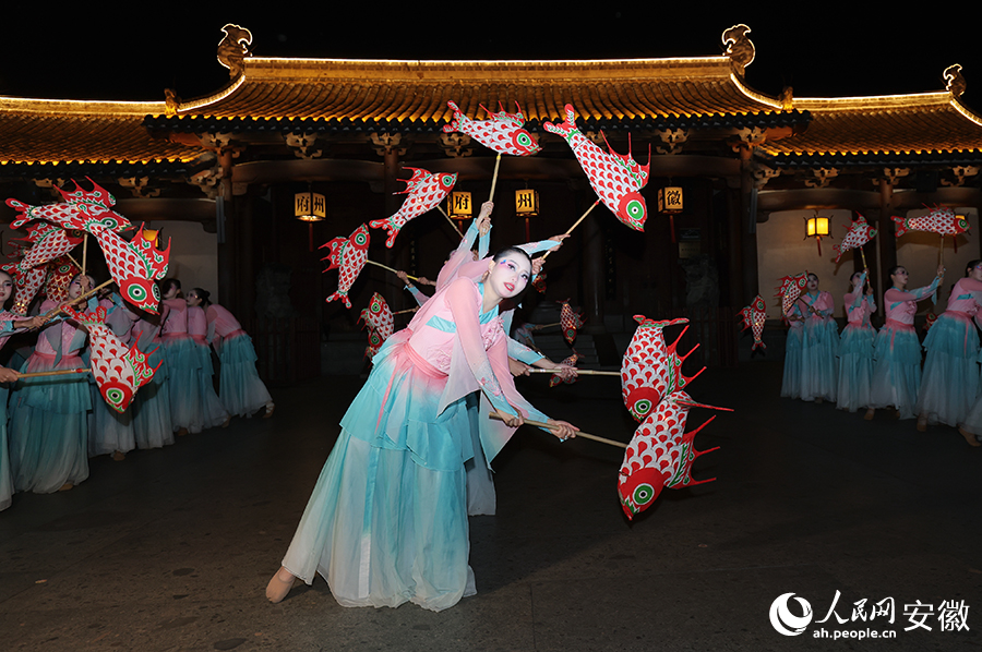 《鱼影润新安》舞蹈表演现场。人民网记者 王晓飞摄