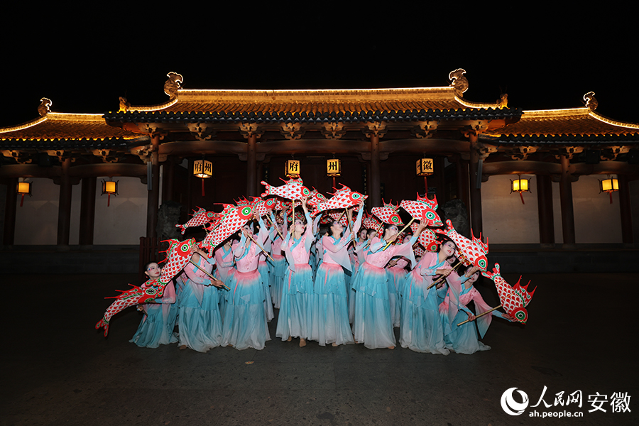 《鱼影润新安》舞蹈表演现场。人民网记者 王晓飞摄