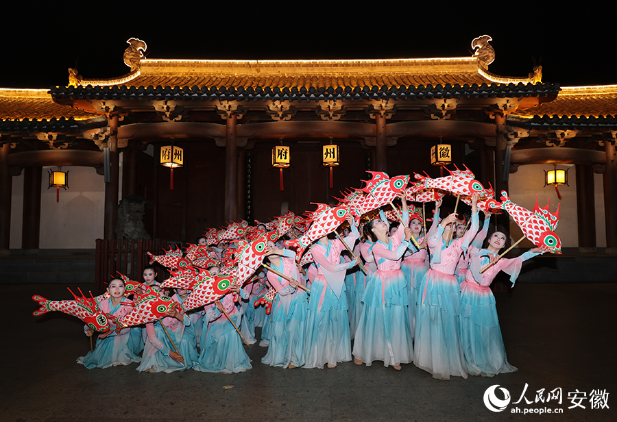 《鱼影润新安》舞蹈表演现场。人民网记者 王晓飞摄