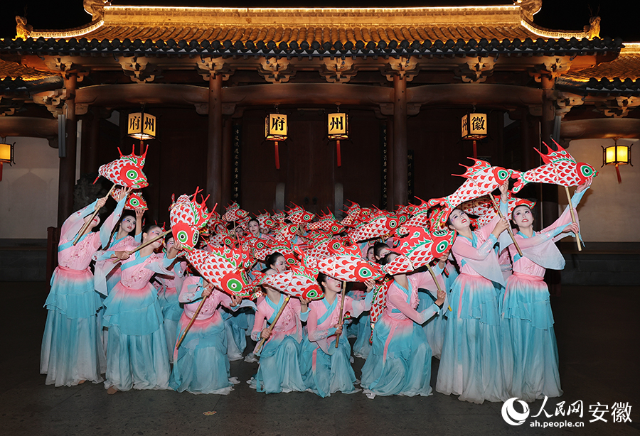 《鱼影润新安》舞蹈表演现场。人民网记者 王晓飞摄