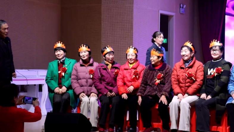 學員舉辦集體生日會。